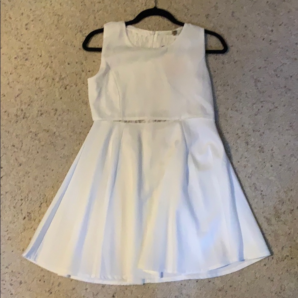 Sleeveless hidden lace dress